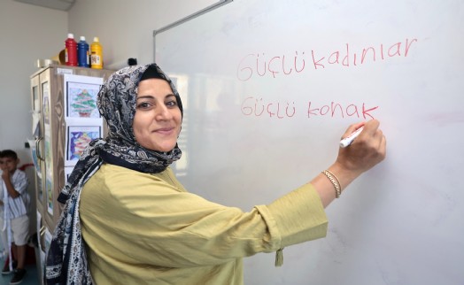 Konak'ta okur-yazar kadınların gurur günü