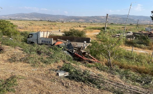 Kontrolden çıkan iş makinesi yüklü kamyon, şarampole uçtu