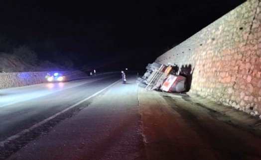 Kütahya'da devrilen asit yüklü tankerinin şoförü yaralandı