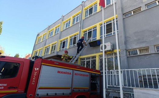 Manisa'da okulda mahsur kalan 3 öğrenciyi itfaiye kurtardı
