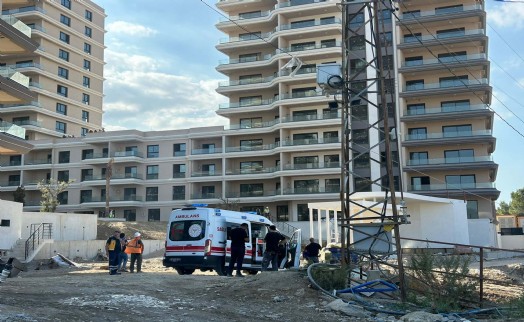 Manisa'da inşaat alanında yangın; 2 kişi dumandan etkilendi