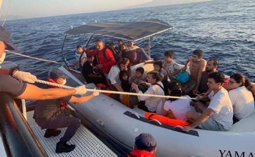 Marmaris'te sürüklenen bottaki 35 kaçak göçmen kurtarıldı