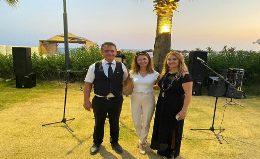Menderes'in sanatçı muhtarı sahnede