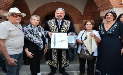 Menemen'de festival coşkusu 'Hemhal' ile başladı: Başkan Pehlivan'a 'bilge insan' hediyesi