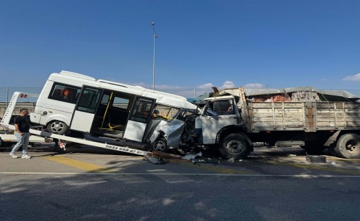 Minibüs ile kamyon kafa kafaya çarpıştı!
