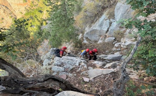 Muğla'da kayalıklarda mahsur kalan Alman vatandaşını JAK ekibi kurtardı