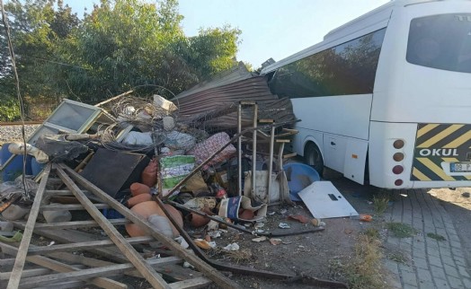 Okul servis midibüsü yöresel ürün satan dükkana daldı