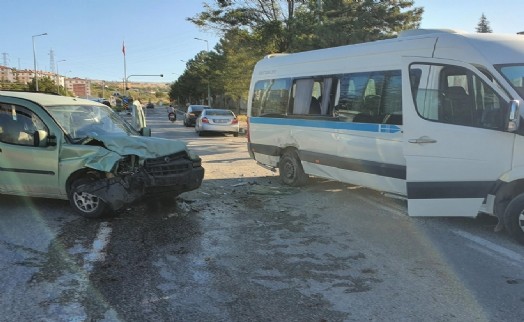 Okul servisi ile otomobil kafa kafaya çarpıştı!