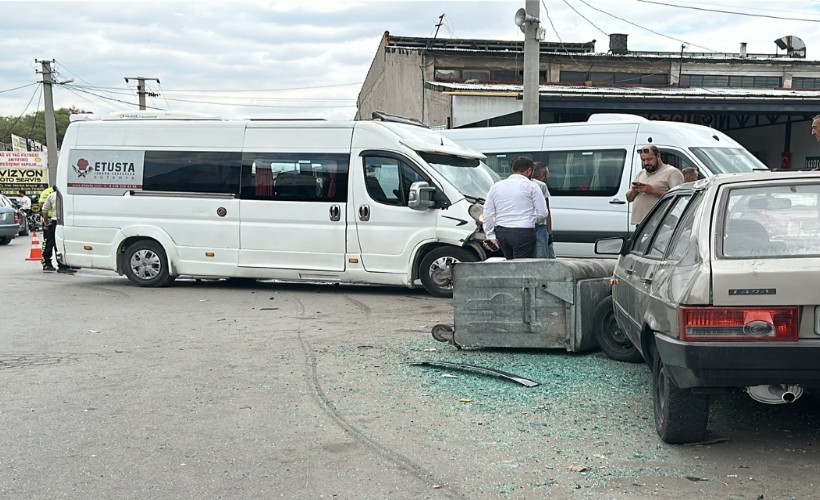 Okul servisleri burun buruna çarpıştı!