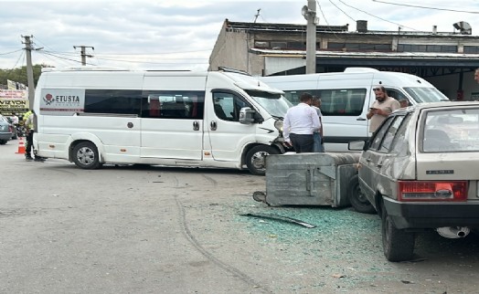 Okul servisleri burun buruna çarpıştı!