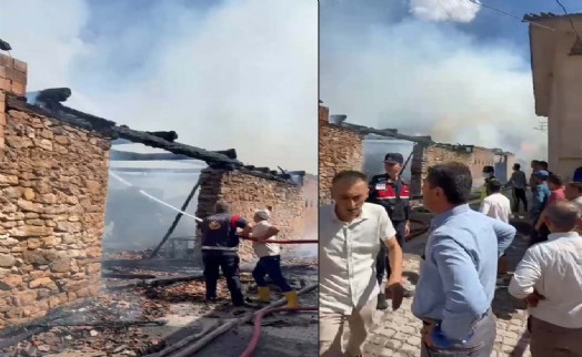 Otomobilden sıçrayan alevler, 3 evi yaktı