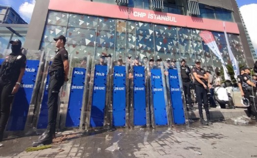 CHP'li vekiller nöbette: Polis Özgür Özel'in ofisini terk etmedi!