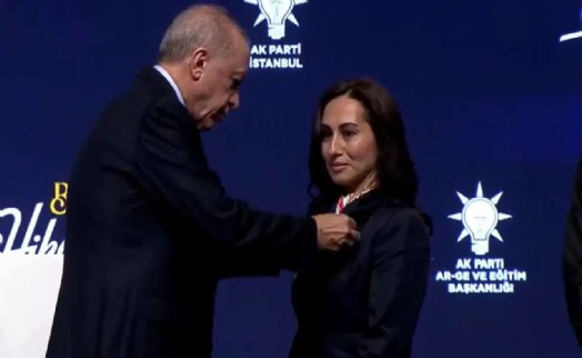 AK Parti'ye geçen Özlem Vural'ın rozetini Erdoğan taktı: İzmir üzerinden Özel'e yüklendi