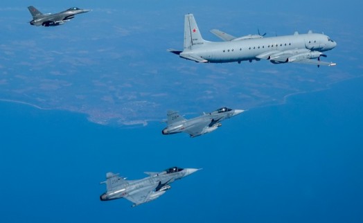 Rus ve Alman uçakları karşı karşıya! Ordular ayağa kalktı, jetler devriyeye başladı