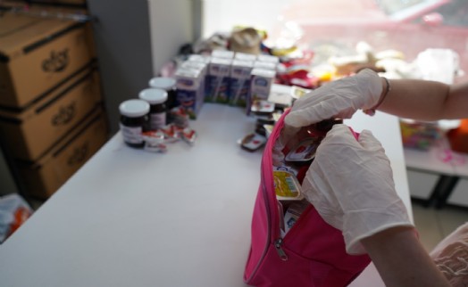 Seferihisar Belediyesi'nden çocuklara 'Beslenme Çantası' desteği