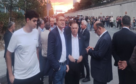 Sivil polisler CHP İstanbul İl Başkanlığı'na girmeye çalıştı! Vekiller engel oldu