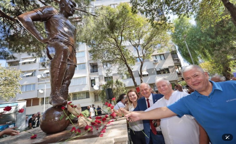 Taçsız Kral Konak’taki heykeli önünde anıldı