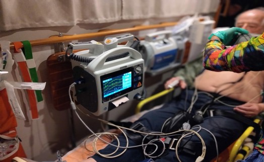 Teknede fenalaşan Arjantinli turist, deniz ambulansıyla hastaneye kaldırıldı