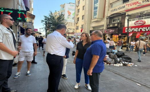 Başkan Tugay Karşıyaka'da biriken çöpleri toplattı!