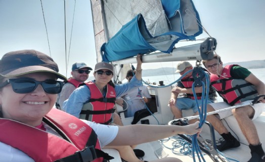 Yetişkin grubu yelken eğitimleri İzmir Marina'da devam ediyor