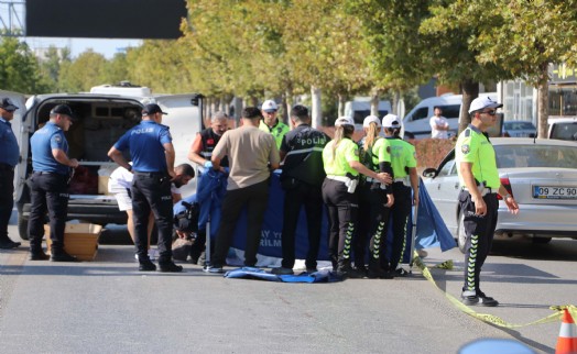 Yolun karşısına geçmek isterken otomobilin çarpmasıyla hayatını kaybetti