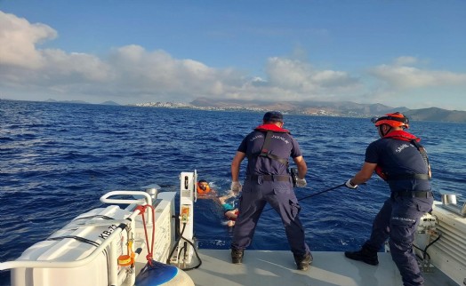 Yunanistan'a yüzerek geçmeye çalışan 5 kaçak göçmen yakalandı