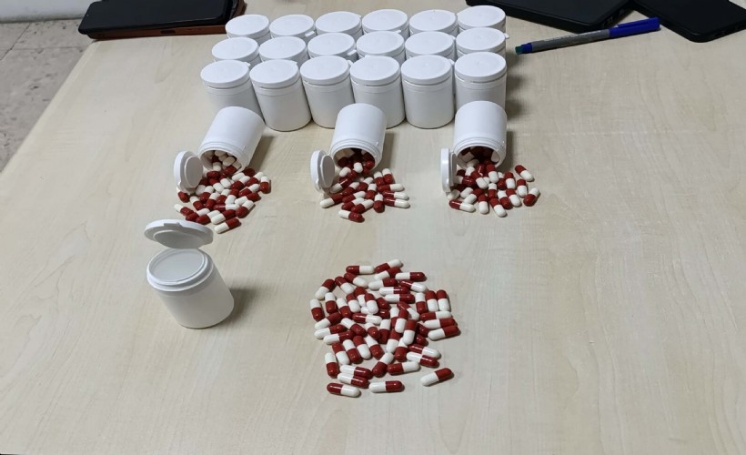 2 şüphelinin çantasından yüzlerce uyuşturucu hap çıktı