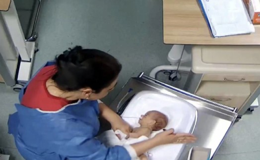 5 günlük bebeği darp ederek engelli kalmasına neden olan hemşire teslim oldu