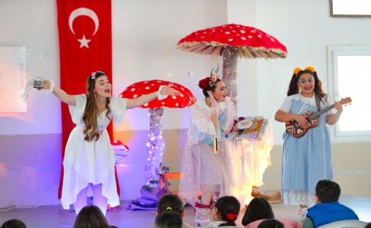 Aliağa Belediyesi Orman Tiyatrosu ilk oyunuyla sahnede