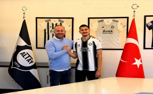 Altay'da genç Arif'e gecikmeli imza töreni