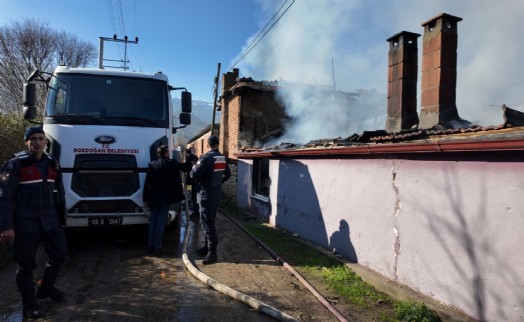 Aydın'da çıkan yangında bir ev zarar gördü