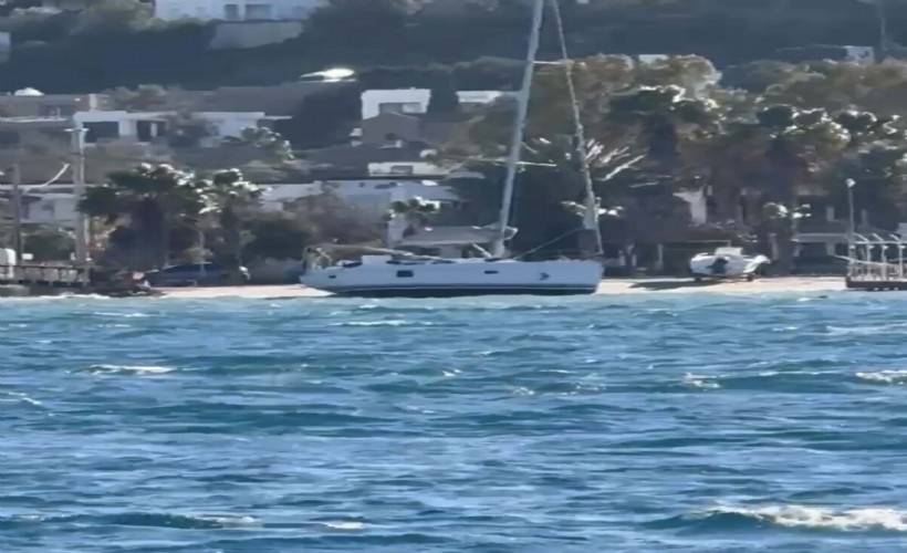 Bodrum'u fırtına vurdu: Yelkenli tekne karaya oturdu