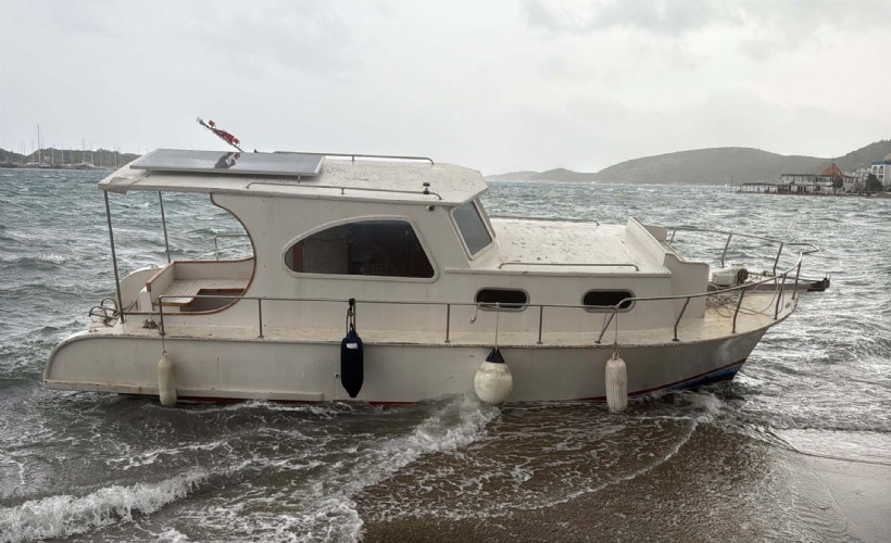 Bodrum'da fırtına; tekne karaya vurdu, feribot seferleri iptal edildi