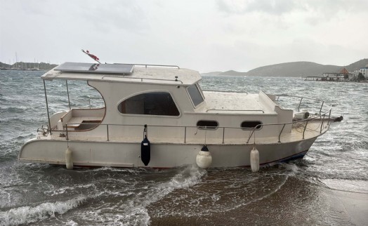 Bodrum'da fırtına; tekne karaya vurdu, feribot seferleri iptal edildi