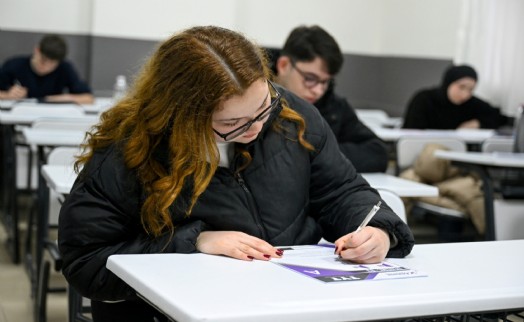 Bornova'da öğrencilere ücretsiz eğitim desteği