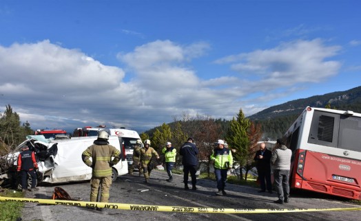 Bornova’da feci kaza! Belediye otobüsü ile minibüs çarpıştı: 1 ölü, 8 yaralı