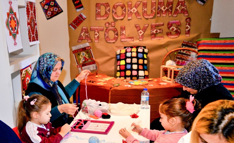 Bornova’da minik eller tezgah başında