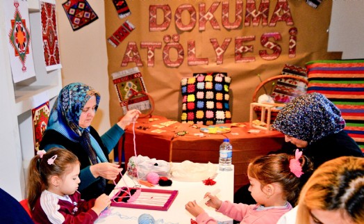 Bornova’da minik eller tezgh başında