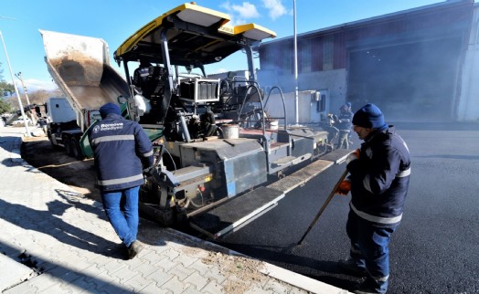 Bornova'da yol seferberliği sürüyor