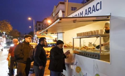 Buca Belediyesi'nden sıcak çorba ikramı