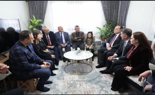 CHP Lideri Özel'den Manisa ve İzmir'de taziye ziyaretleri