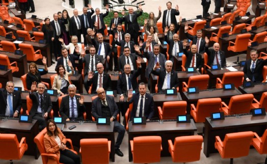CHP'nin 'Meclis'i terk etmeme' eylemi 12. gününde: 'Tüm emeklileri eyleme davet ediyoruz!'