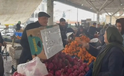 CHP’li vekil, emekliye turp dağıttı: ‘AKP hükümeti en azından utanır diye…’