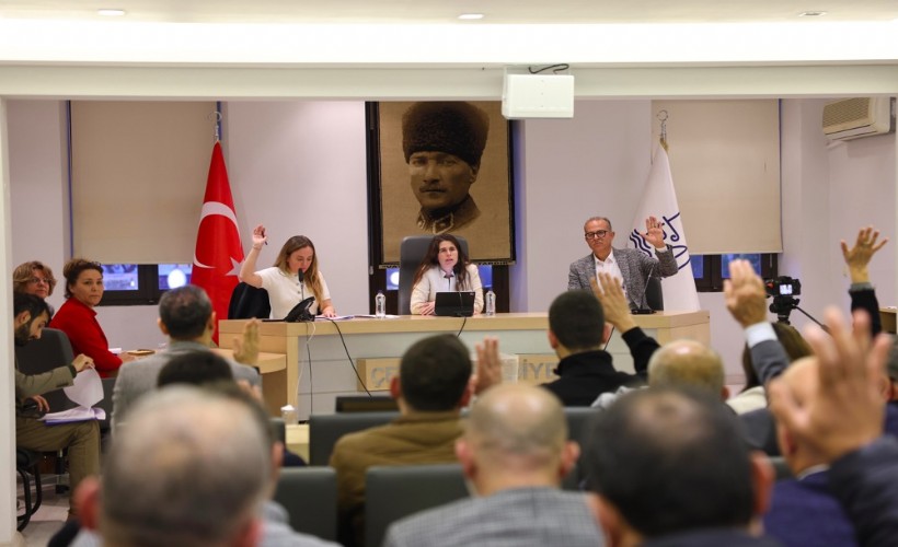 Çeşme'de Gülşah Durbay’a oy birliğiyle vefa ve AK Partili Emin'e anma