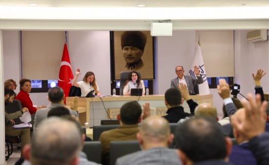 Çeşme'de Gülşah Durbay'a oy birliğiyle vefa ve AK Partili Emin'e anma
