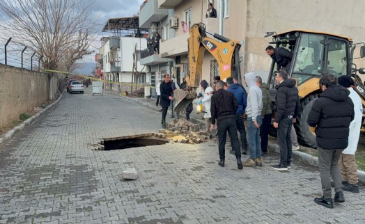 Çöken yolun altından çıkanlar tüyler ürpertti!