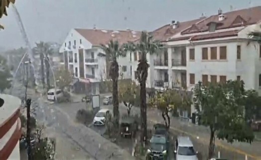 Datça'da sağanak; yollar göle döndü, deniz renk değiştirdi