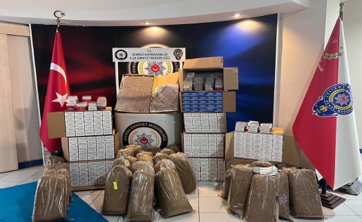 Demirci'de kaçak tütün ve makaron ele geçirildi