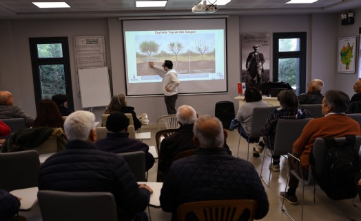 Efes Selçuk'ta zeytin budama eğitimi düzenlendi