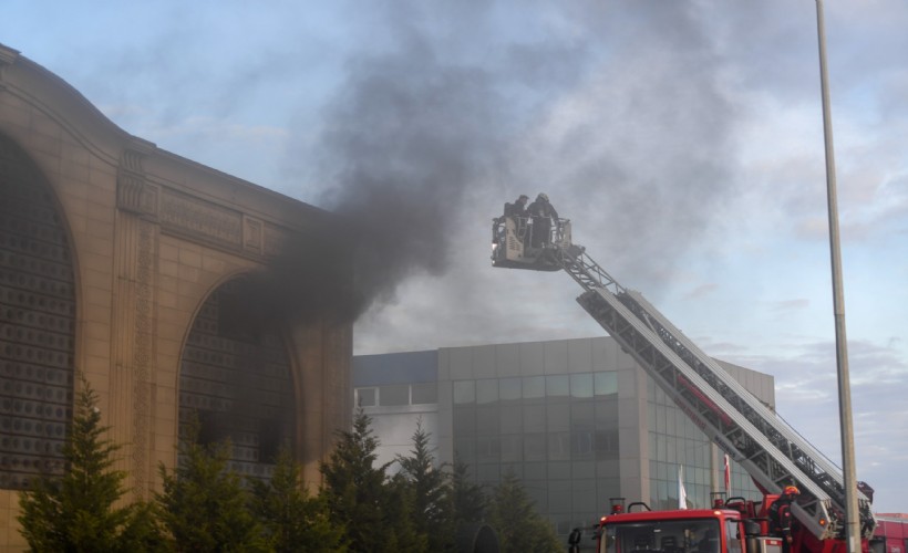 İzmir'de fabrika yangını! İtfaiye ekiplerinin müdahalesiyle kısa sürede kontrol altına alındı